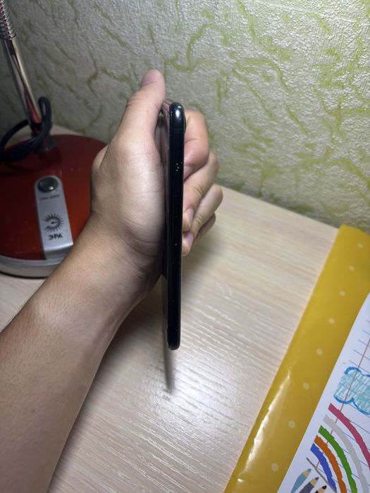 Продаю Iphone SE 2020