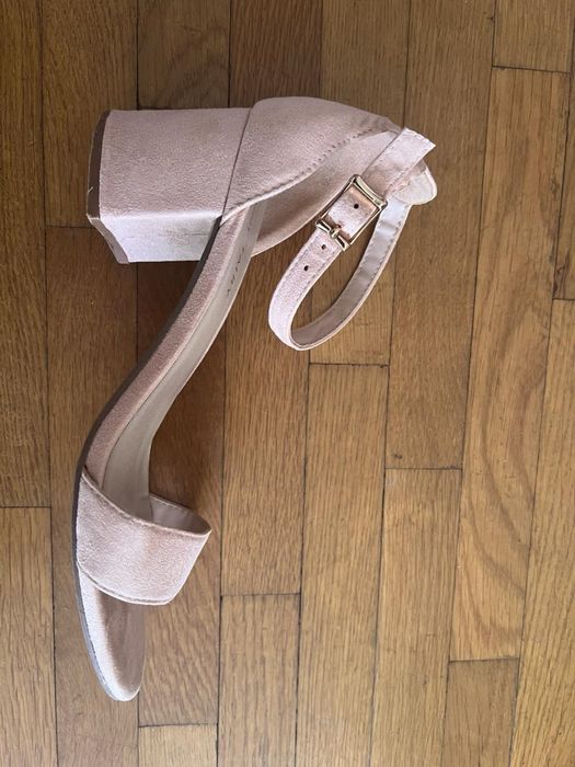 Велурени сандали на среден ток