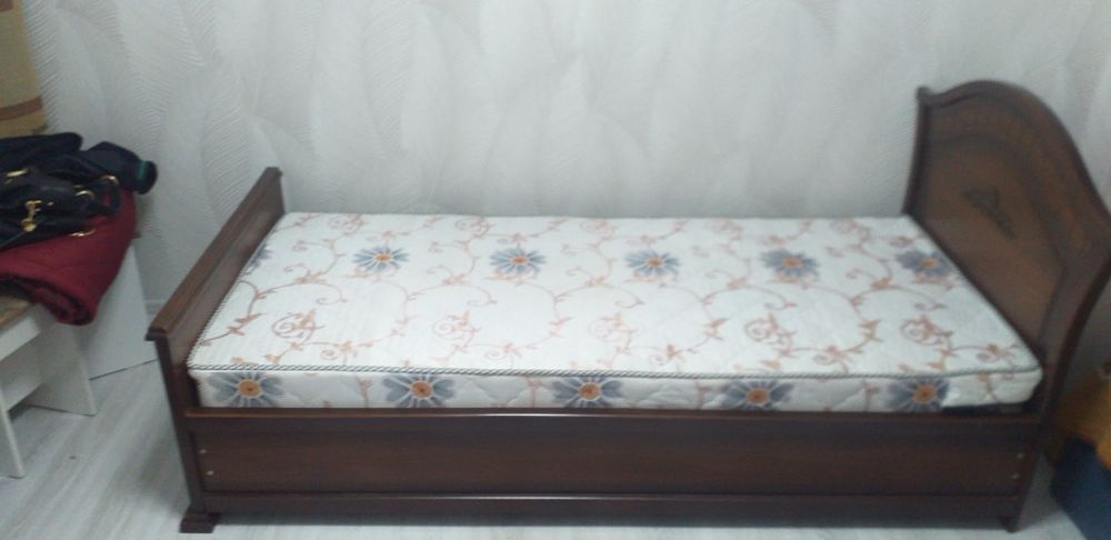 Одно спальная кровать,