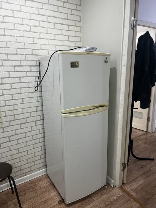 Продам шкаф,двери,холодильник
