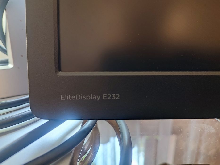 Vând monitoare HP E 232