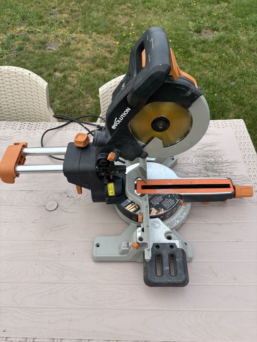 Ferastrau circular de masa