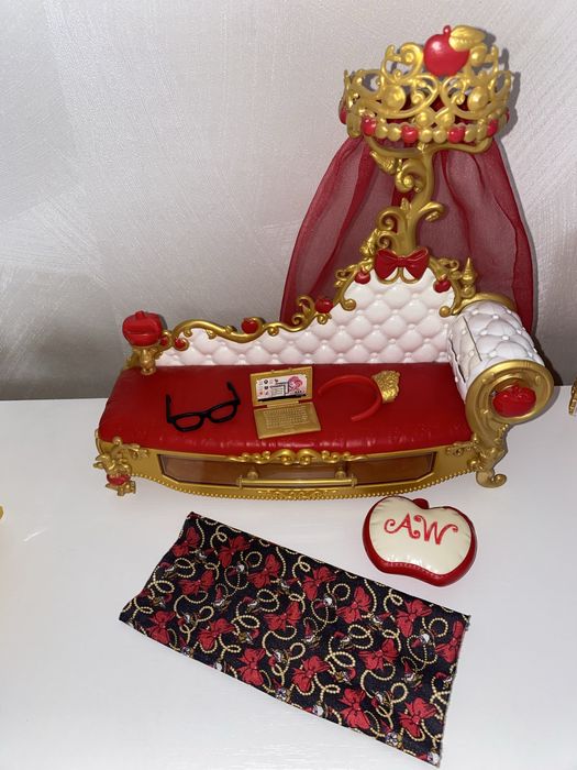 Кроватка и туалетные столики Ever After High