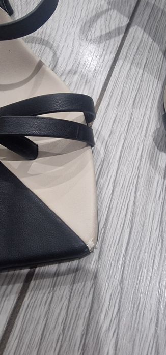 Босоножки 39 размера CHARLES & KEITH
