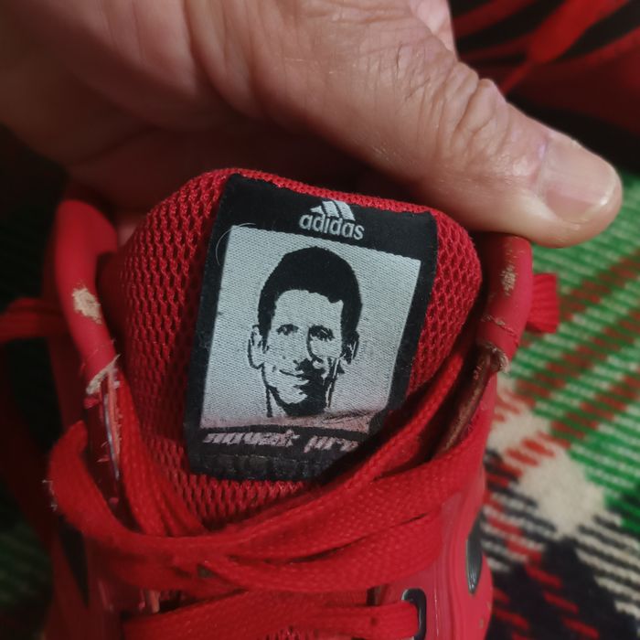 Тенис маратонки за червено.