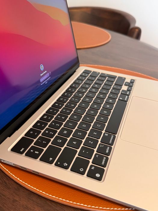 Macbook Air M2 - 13" - 256GB - 8GB RAM - Starlight - Stare foarte bună