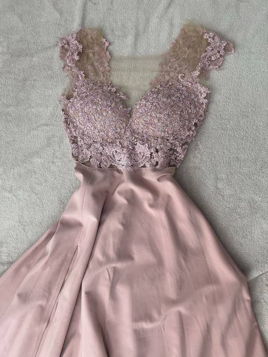 Rochie cu dantelă și perle