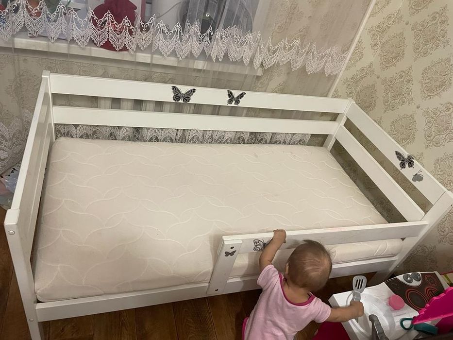 Кровать из дерева