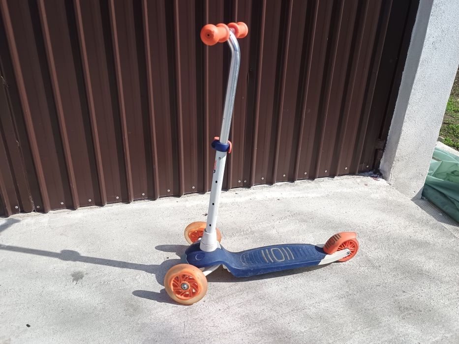 Trotineta 3 roti aproape noua pt copil 3-9 ani