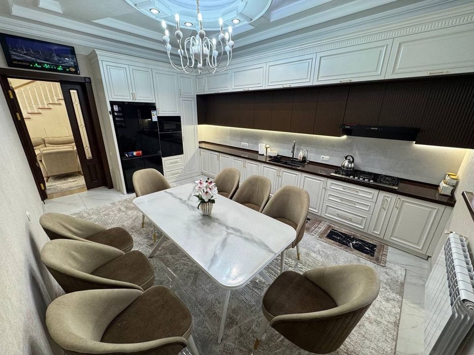 Ibn Sino Taxta bozor orqasida mahalla 5 sotix 8 hona Yangi uy