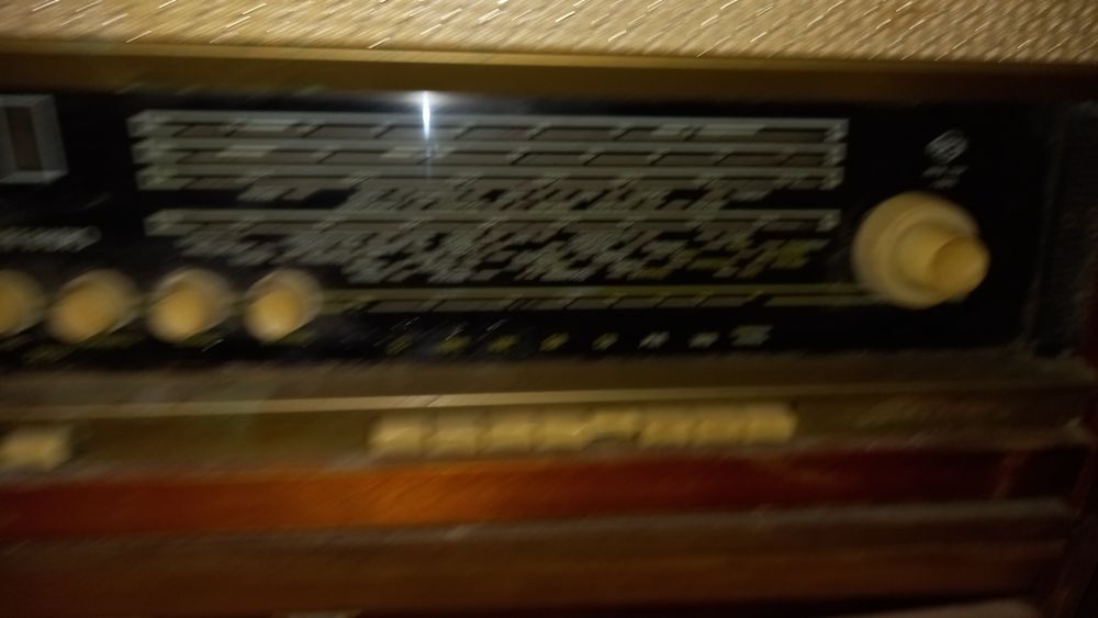 Ретро радиоприемник.