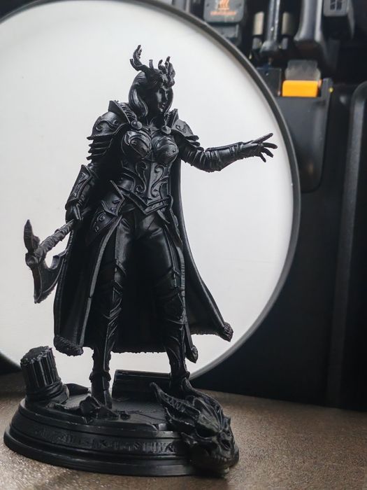 Figurină Colecție Dark Fantasy – Războinică cu Secure și Bază Dragon 3D Premium