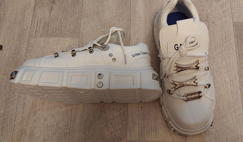 Продам новые кроссовки на платформе