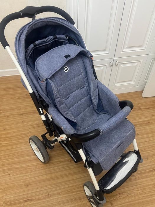 Детская коляска серого цвета