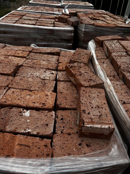 Кирпич красный.