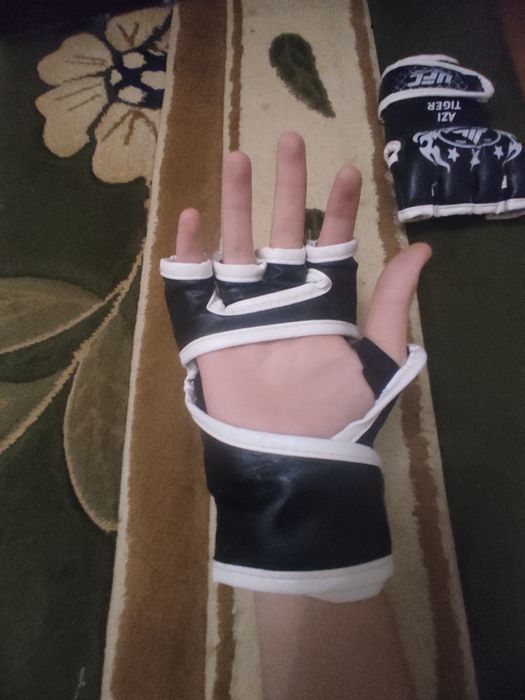 MMA Uchun Shlem va Perchatki