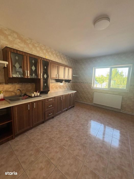 Casa | Sisesti| etaj 1| curte | parcare in curte| partial mobilata