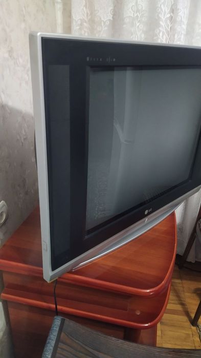 Телевизор LG LED. В рабочем состоянии. Вместе с тумбочкой