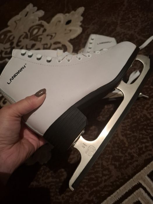 Коньки для катания на льду.