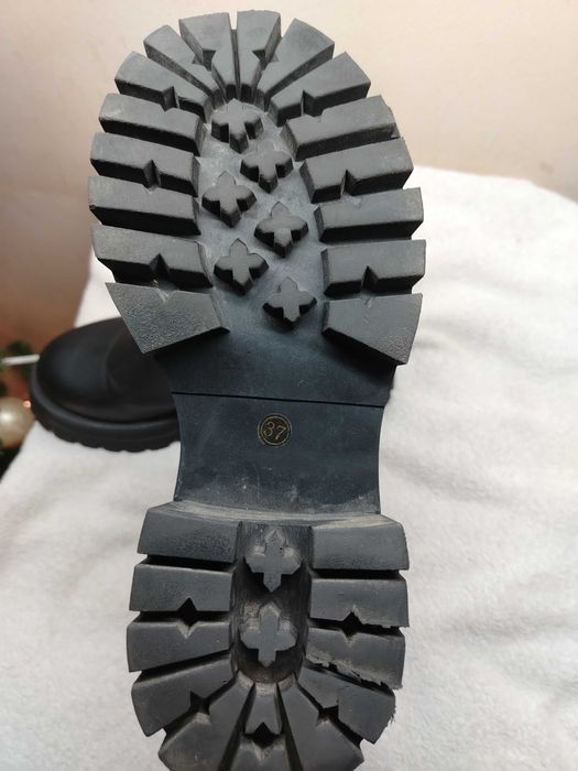 Дамски черни боти 37 размер. Ботите са добре запазени.