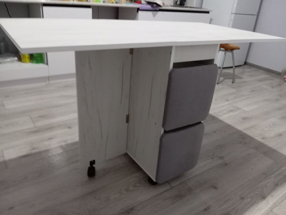 Продам стол и четыре табуретки