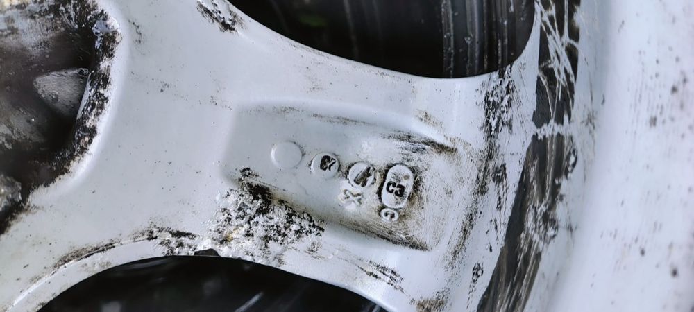 Vând 4  jante   audi R16