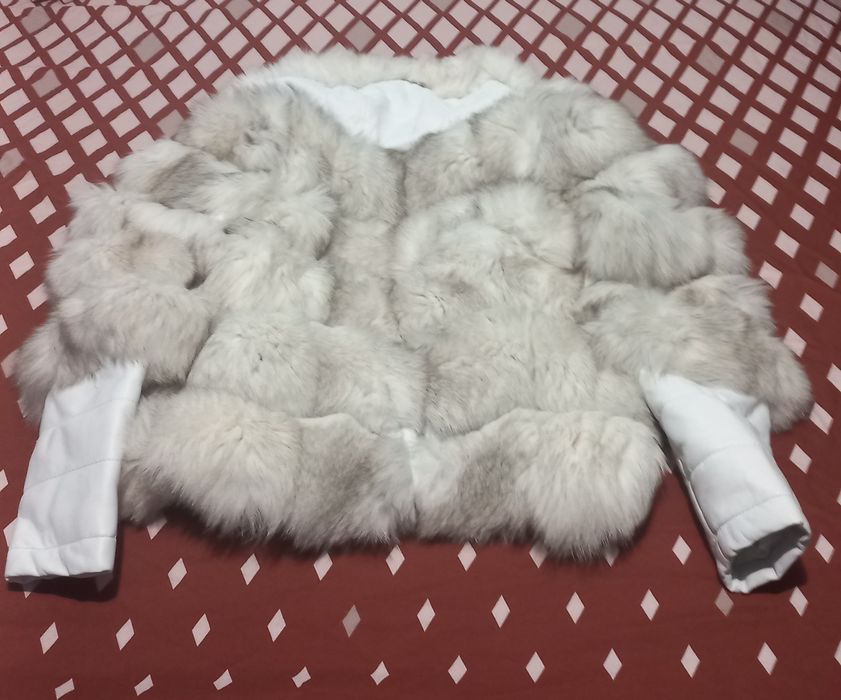 Haina blana vulpe și caciula