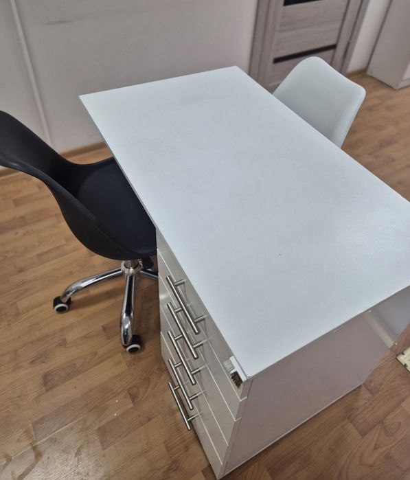 Продам маникюрный стол