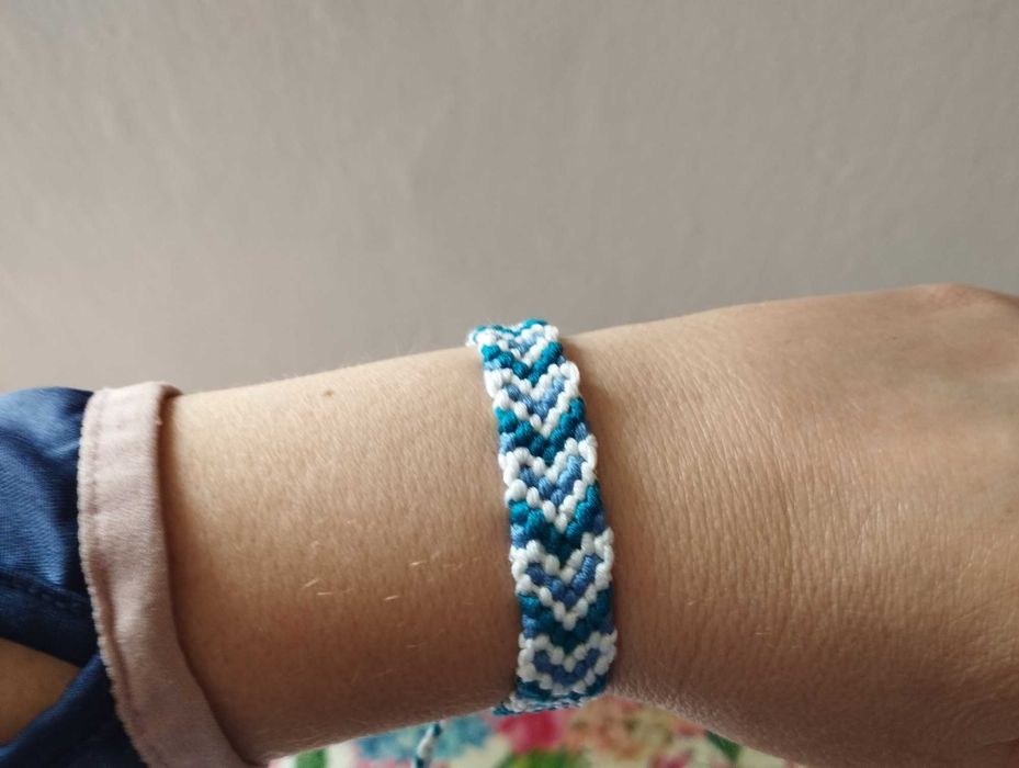 Комплект от три ръчно плетени гривни по избор