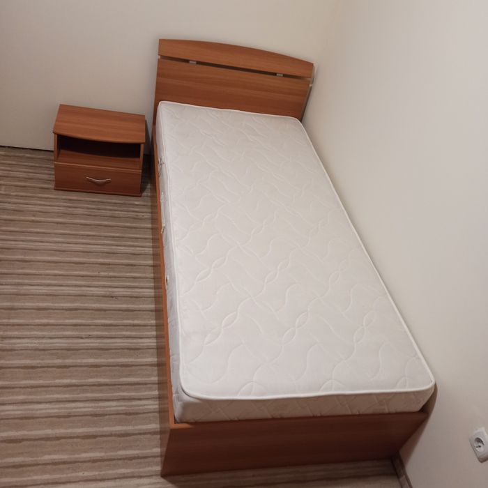 Единично легло с двустоанен матрак