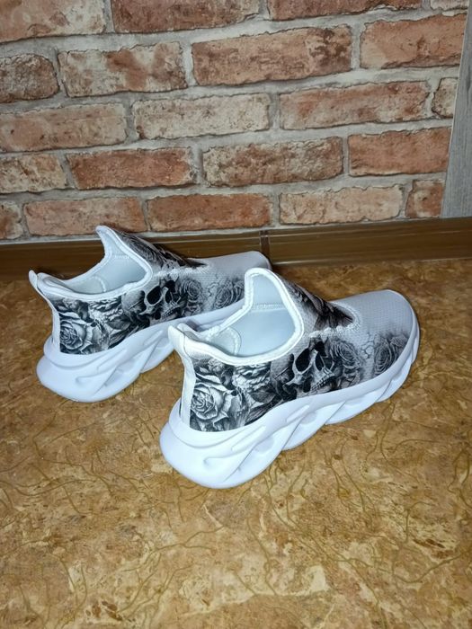 Стильные кроссовки