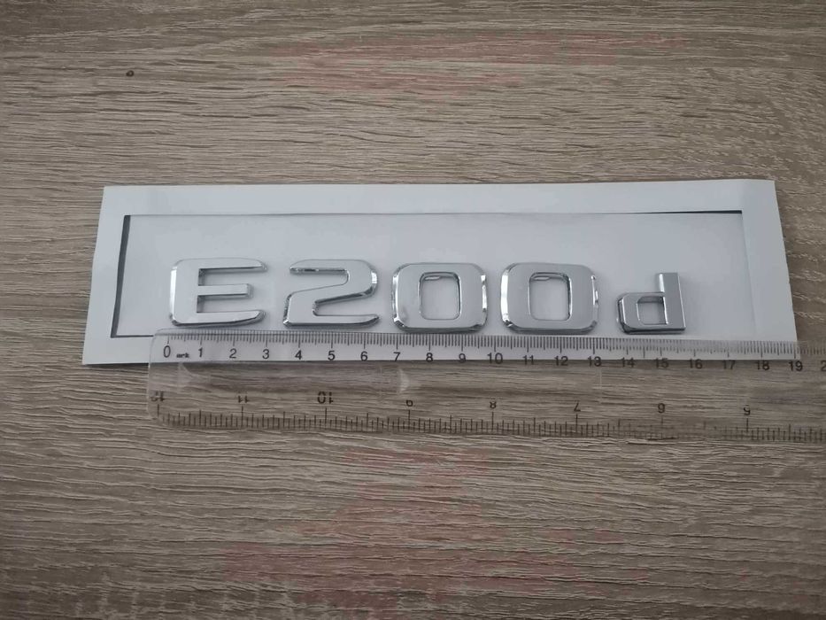 сребрист надпис Mercedes Benz E200d