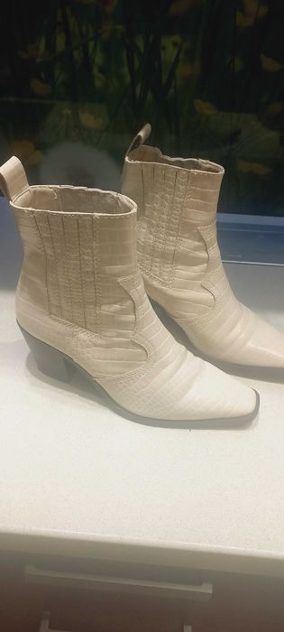 Бели боти тип крокодилска кожа