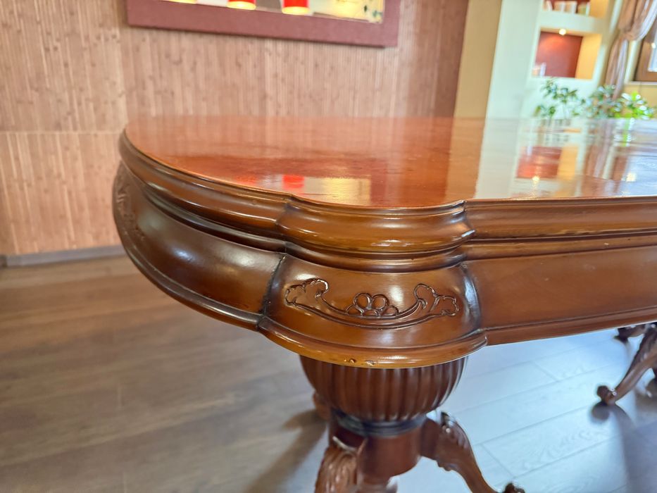 Продавам класическа трапезна маса с 8 стола - масив