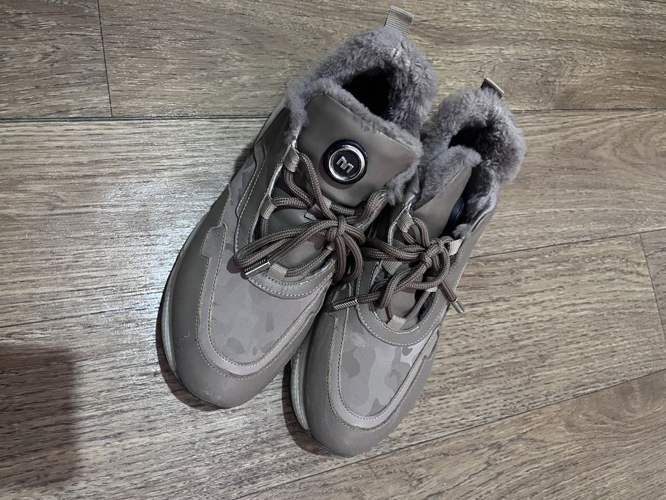 Кроссовки сатылады с мехом