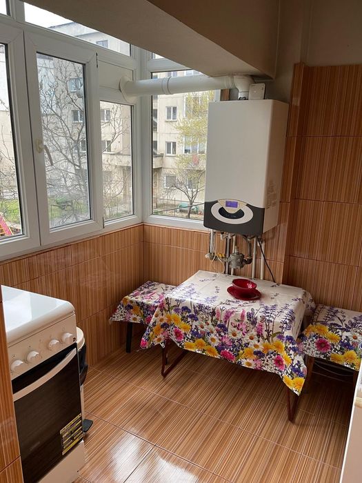 Închiriez apartament 3 camere