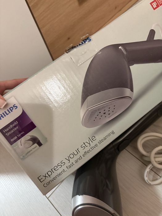 Уред за вертикално гладене с пара Philips Handheld Steamer 7000 Series