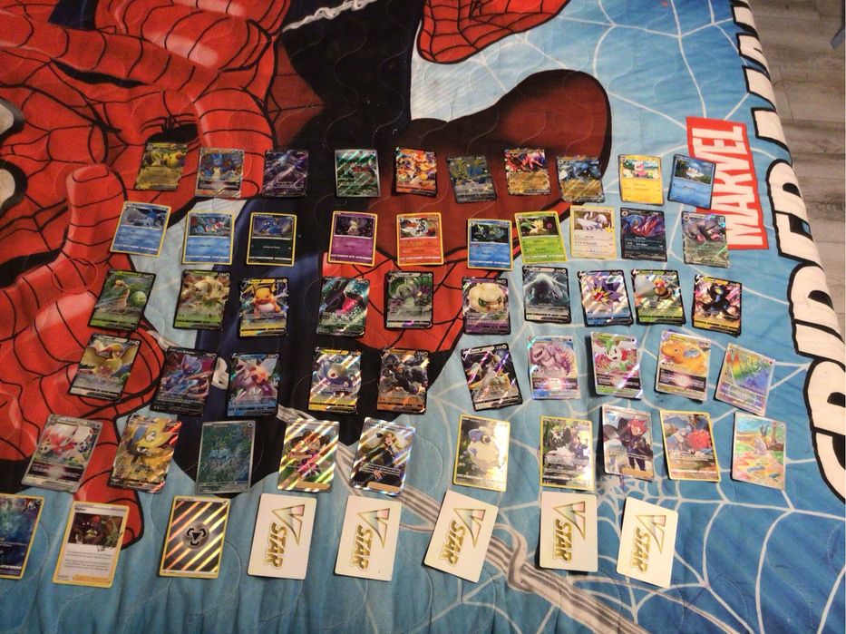 Mystery box cu 30 cărți Pokemon care pot include cărțile din imagini