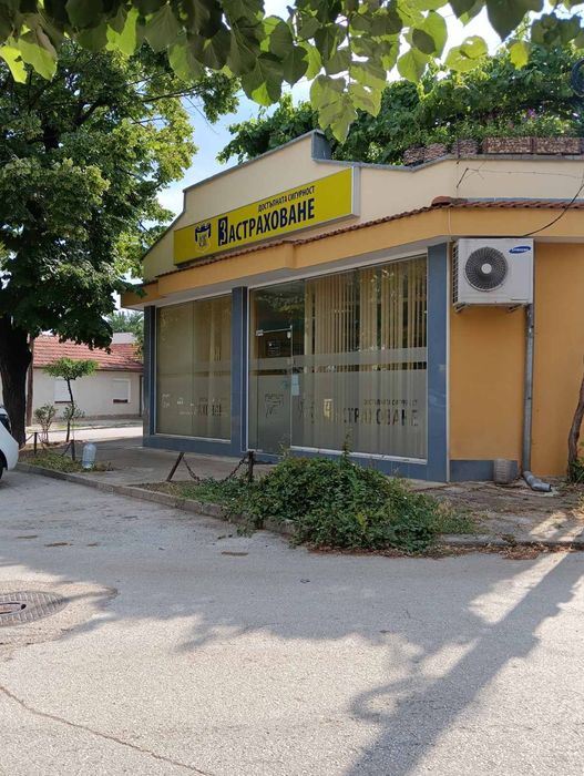Продавам два търговски обекта