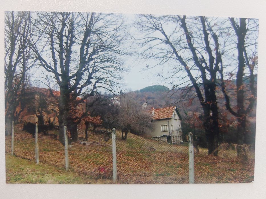 Продава къща с двор в с. Желен до гр. Своге на около 40 км. от София