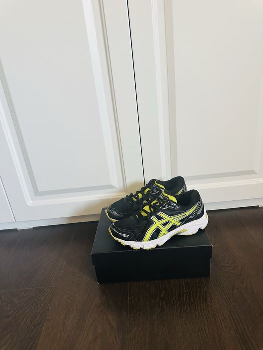 Adidasi asics Gel , numarul 39 , in stare buna