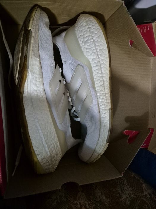 Adidași de vânzare