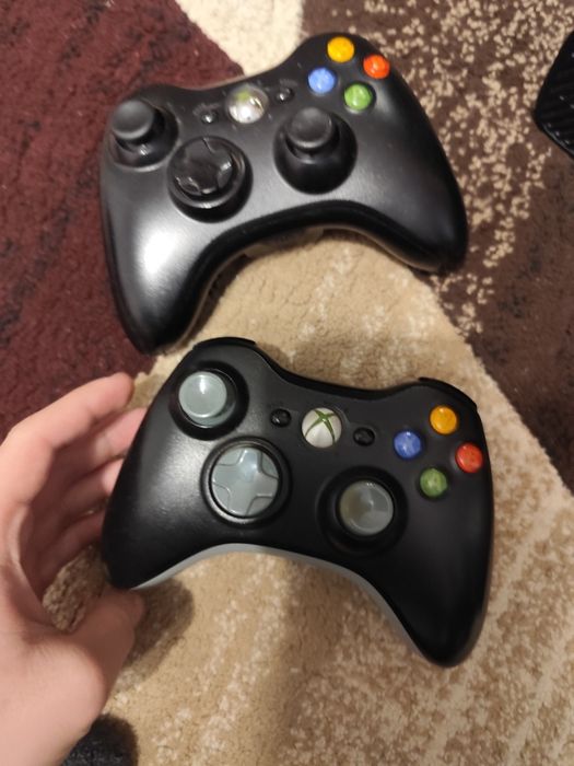 Vând Xbox360 cu 4 jocuri +2controalere