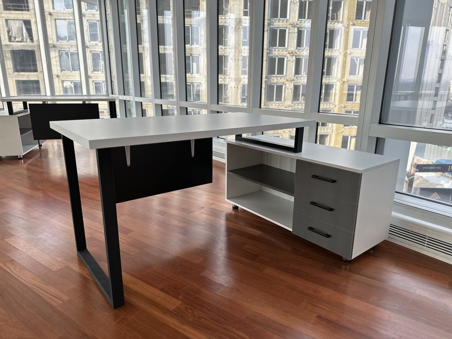 Офисный стол с тумбой
