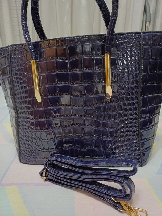 Стилна чанта, изключително красиво индигово синьо,удобно разпределение