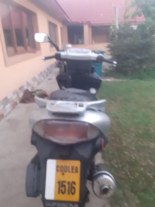 Vand scuter de 125cc,pentru maibmulte detali sau daca va intereseaza acest scuter sunati la numarul de teleon:0762 058 465