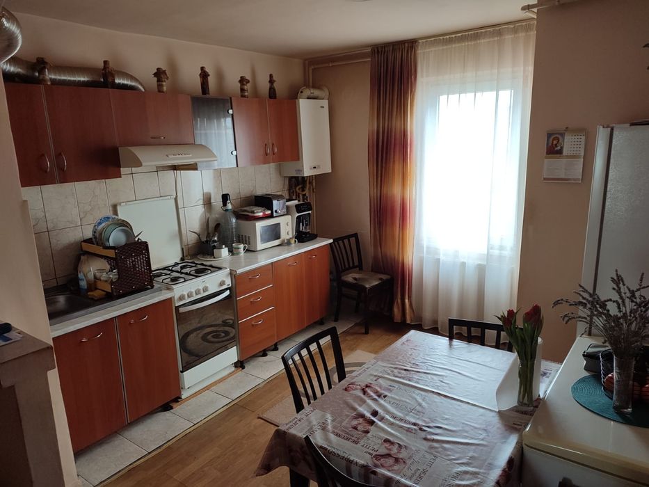 Vând apartament cu doua camere.