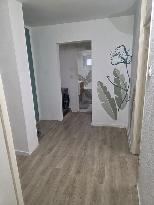 Inchiriez apartament 2 camere, decomandat, balcon, proaspat renovat, mobilat, utilat Arad, zona Aradul Nou vizavi de Gara, bloc reabilitat.