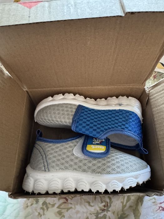 Детские кроссовки.