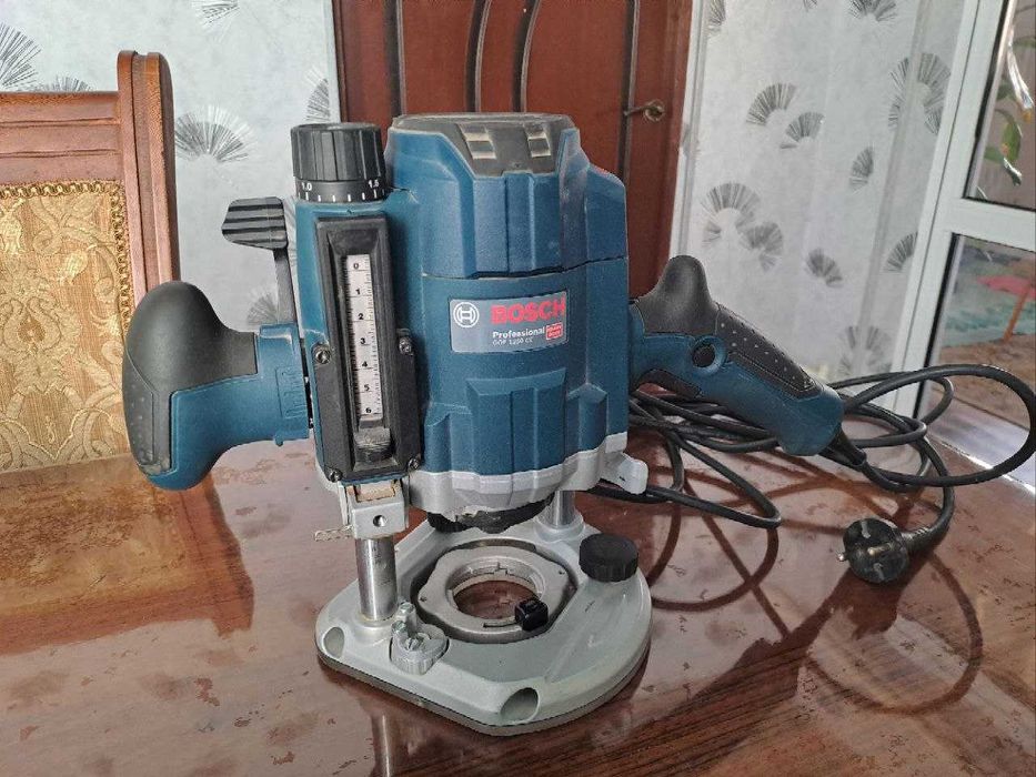 Фрезер  BOSCH Professional GOF 1250 CE HEVY DUTY